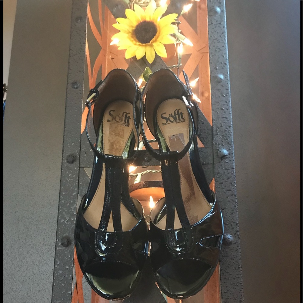 ‼️FMD⬇️REMOVING FROM CLOSET‼️ Sofft Strappy Sandal